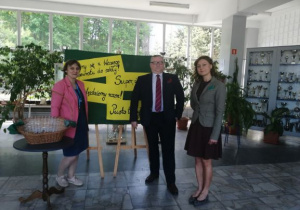 Pani Dyrektor, Pan Dyrektor i Pani Bibliotekarka czekają na uczniów w wejściu do szkoły