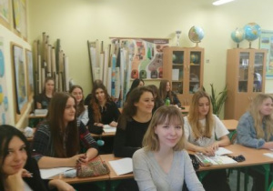 pracownia geograficzna, młodzież siedzi w ławkach