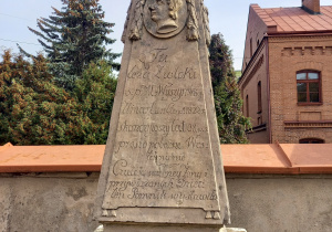 Początki Łodzi - Plac Kościelny, fragment starego cmentarza.