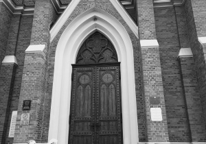 Wejście frontowe do kościoła NMP na Bałutach.