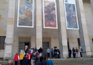 uczniowie wchodzą do Muzeum Narodowego