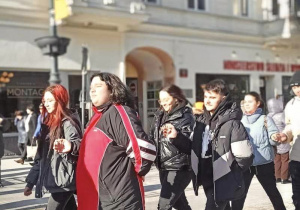 Maturzyści naszego liceum tańczą poloneza na ulicy Piotrkowskiej