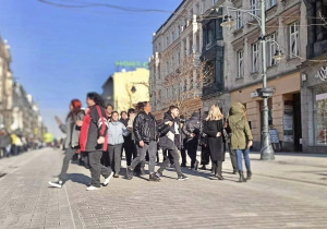 Uczniowie klas czwartych tańczą poloneza na ulicy Piotrkowskiej
