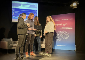 Uczennica odbiera nagrodę za zajęcie 1 miejsca w konkursie wiedzy psychologficznej