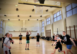 Mecz koszykówki w sali gimanstycznej