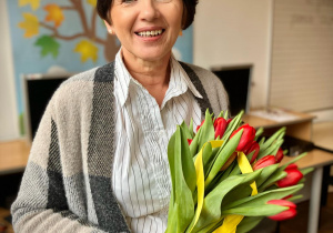 Pani profesor Zofia Hylewska z kwiatami wręczonymi przez Radę Pedagogiczną__