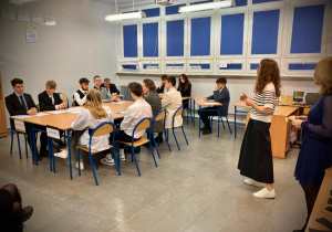 Lekcja pokazowa debat oksfordzkich, nauczycielki objaśniają zasady uczniowie siedzą na przygotowanych stanowiskach