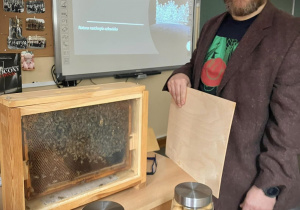 Nauczyciel historii prezentujący lekcję o monarchii na przykładzie życia pszczół