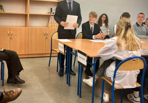 Uczeń zabiera głos podczas pokazowej debaty oksfordzkiej