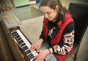 Uczennica grająca na pianinie podczas Drzwi Otwartych