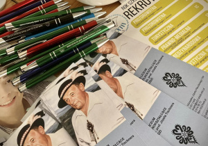 Ulotki zakładki długopisy z logo szkoły dla gości