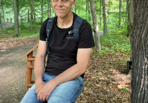 Pan profesor Wojciech Faryński odpoczywa w lesie