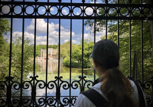 Uczennica patrzy na Pałac Heinzla w Łagiewnikach