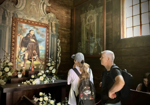 Uczennica z panem Wojciechem Faryńskim zwiedza kaplice świętego Antoniego w Łagiewnikach