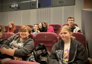 Uczniowie na sali kinowej