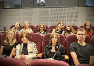 Uczniowie na wykładzie przed filmem Powidoki