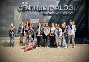 Zdjęcie grupowe przed budynkiem Centrum Dialogu w Łodzi