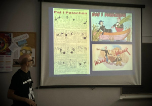 Pan Piotr Kasiński podczas prezentacji o historii komiksu