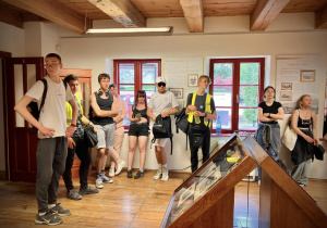 Zdjęcie grupowe uczniów w Muzeum Miasto Tkaczy w Zgierzu