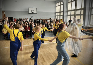 Taniec uczniów i nauczycieli w przebraniu Minionków