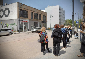 Uczniowie pod muralem na ulicy Nowomiejskiej