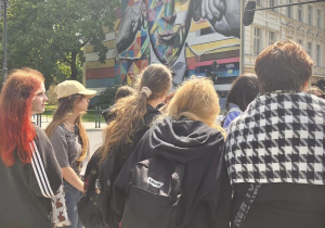 Uczniowie pod muralem przedstawiającym Artura Rubinsteina