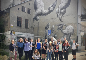 Zdjęcie grupowe pod muralem na ulicy Nowomiejskiej