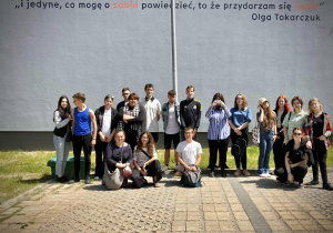 Zdjęcie grupowe pod muralem z cytatem Olgi Tokarczuk