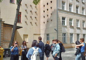 uczniowie na ulicy Traugutta pod instalacja sąsiedzkie wifi