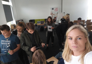 uczniowie na zajęciach warsztatowych rozmawiają wzajemnie ze sobą wypełniając kartę pracy