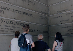 trzech studentów i ocalały z deportacji Żyd z Luksemburga na stacji Radegast Marysin w Łodzi