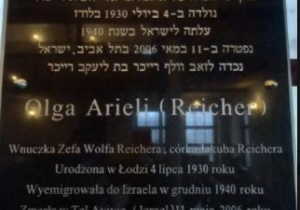 tablica informacyjna wewnątrz synagogi o związkach budynku z rodziną Reicherów