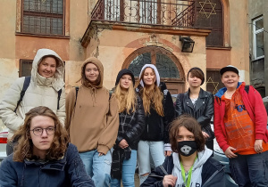 licealiści przed wejściem do synagogi