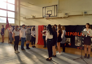 Na zdjęciu poczet sztandarowy, konferansjerzy, uczniowie wyróżnieni do Apelu Pamięci