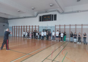 Uczniowie na zajęciach z samoobrony