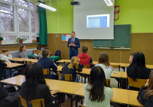 adwokat, wykładowca opowiada uczniom klasy 1HS o prawie