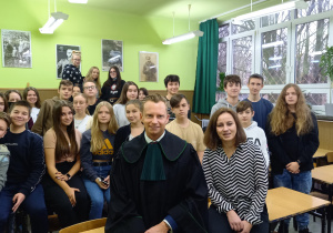 adwokat dr Mariusz Olężałek wraz z panią Anna Fadecką, w tle uczniowie klasy 1HS