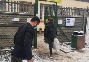 Uczennica klasy 3MG Maja Dudek dostarcza prezenty do schroniska