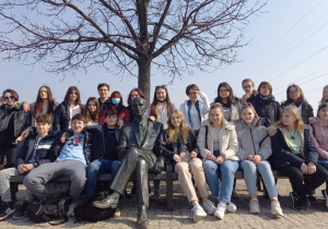Zdjęcie klasy 1SA przy pomniku Jana Karskiego, widok z kopca pamięci