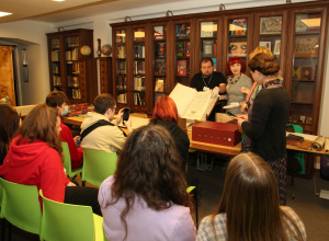 Uczniowie z Ukrainy na zajęciach bibliotecznych.