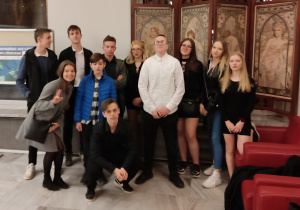 Uczniowie klasy 1HS w czasie antraktu przedstawienia Don Kichot