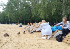 Ola i Maja karmią kaczki