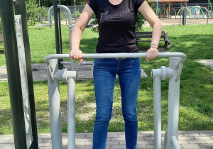 Pani Patrycja Tylak na siłowni pod chmurką