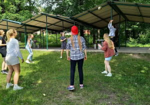 uczniowie grają w piłkę siatkową