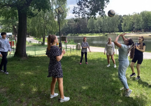 uczniowie grają w piłkę siatkową