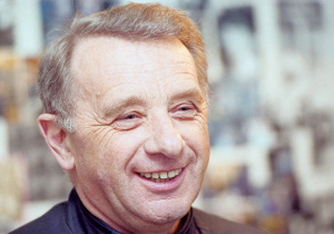 Na zdjęciu uśmiechnięty ksiądz profesor Józef Tischner
