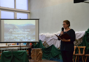 Dyrektor szkoły Barbara Makowska wita uczestników Konkursu