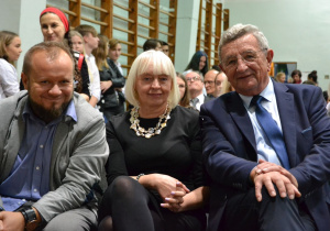 Goście honorowi Konkursu. Od lewej reżyser Szymon J. Wróbel, była dyrektor szkoły Jolanta Swiryd, Kazimierz Tischner