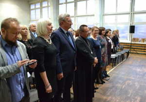 Goście honorowi Konkursu. Od lewej reżyser Szymon J. Wróbel, była dyrektor szkoły Jolanta Swiryd, Kazimierz Tischner, abp Grzegorz Ryś