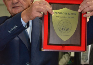 Pan Kazimierz Tischner odbiera medal Przyjaciel XXIII LO